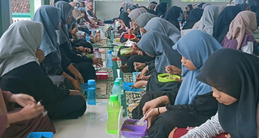 Kebersamaan di MTsN 5 Kulon Progo: Makan Bersama Usai Pengajian Isra Mi'raj