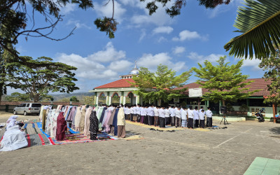 Perkuat Karakter Religius Siswa, MTs N 5 Kulon Progo Isi Hari Santri 2026 dengan Sholat Istisqo dan Tradisi Kembul Bujono