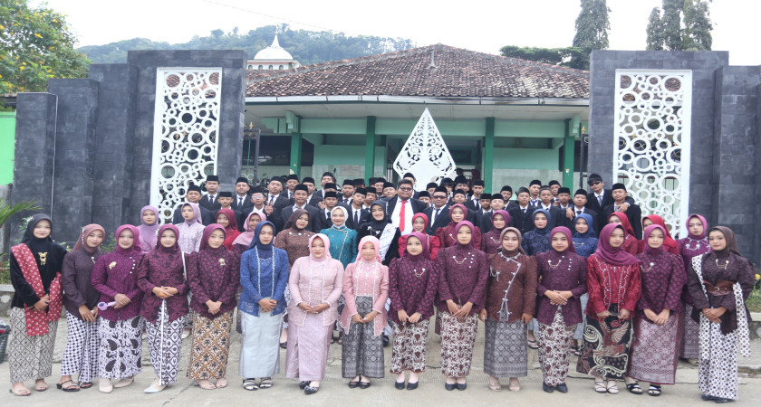 Tangis Haru dan Bangga Iringi Penyerahan Kembali Siswa Kelas IX MTsN 5 Kulon Progo