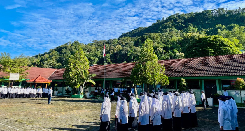 Menanamkan Akhlak Mulia, Upacara Senin Jadi Momentum Pembentukan Karakter Siswa