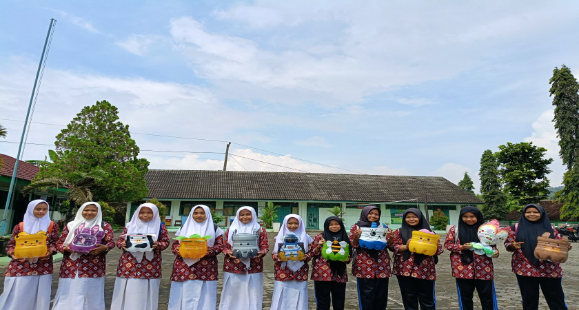 Siswa Kelas 7 MTsN 5 Kulon Progo Olah Galon Bekas Jadi Karya Kreatif dalam Kegiatan P5