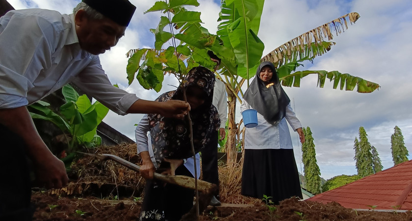 MTsN 5 Kulon Progo Semarakkan Hari Bumi ke-55 dengan Penanaman Pohon
