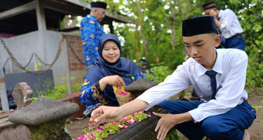 MTsN 5 Kulon Progo Gelar Ziarah dan Tabur Bunga untuk Peringati Hari Pahlawan 2025