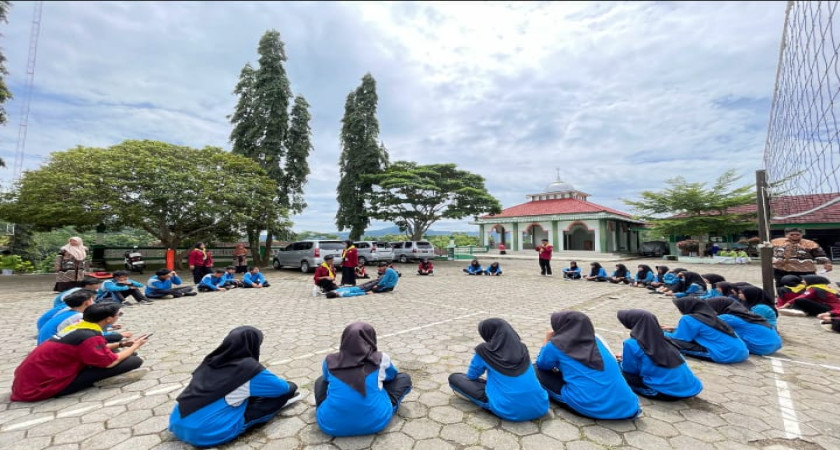 MTsN 5 Kulon Progo Gelar Praktik Pelatihan PMR