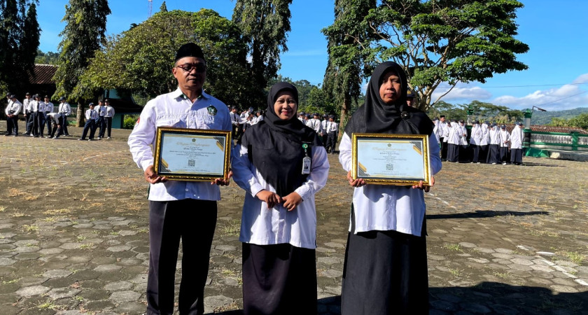 Apresiasi Gemilang di MTsN 5 Kulon Progo: Penyerahan Penghargaan Adiwiyata dan Zona Integritas Warnai Upacara Bendera