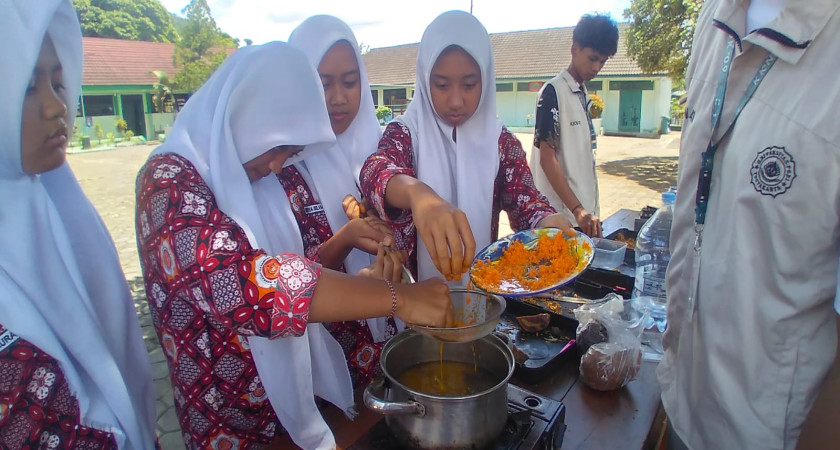 MTsN 5 Kulon Progo Laksanakan Kegiatan Pembuatan Jamu Kunir Asam Bersama KKN UPY