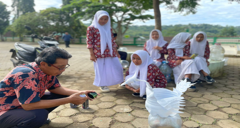 Ketua Tim Adiwiyata MTsN 5 Kulon Progo Ajari Siswa Sulap Galon Bekas Jadi Pot Cantik