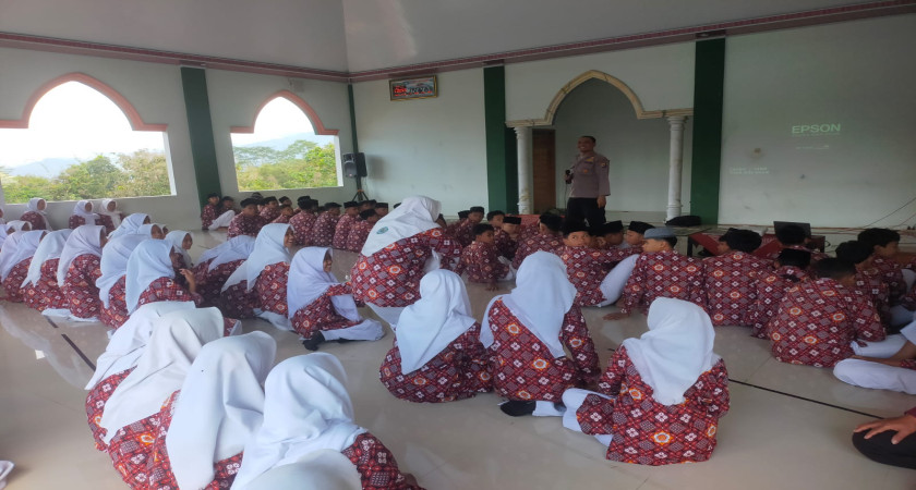 Sosialisasi Tata Tertib Berkendara oleh Polsek Samigaluh untuk Siswa MTsN 5 Kulon Progo