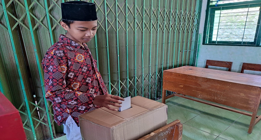 Belajar Demokrasi Seru! MTsN 5 Kulon Progo Gelar Simulasi Pemilihan Bupati dan Wakil Bupati