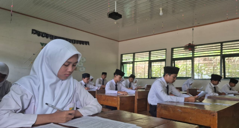 Hari Pertama Ujian Madrasah di MTsN 5 Kulon Progo Berjalan Tertib dan Lancar