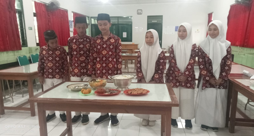 Warna-Warni Kuliner Nusantara Meriahkan Presentasi Proyek P5 MTsN 5 Kulon Progo