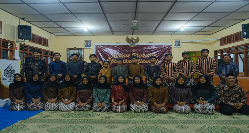 Lestarikan Seni Tradisi, Pelajar MTsN 5 Kulon Progo Tabuh Gamelan di Malam Tirakatan Kalurahan Sidoharjo