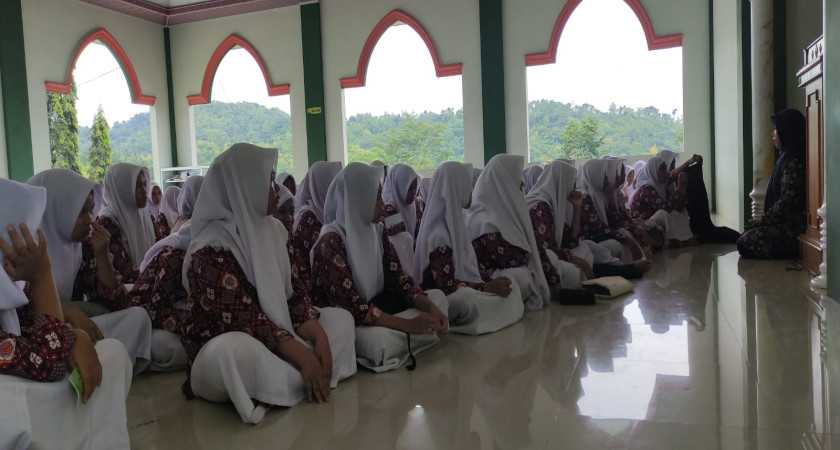 Kajian Keputrian MTsN 5 Kulon Progo Tekankan Pentingnya Kebersihan Diri