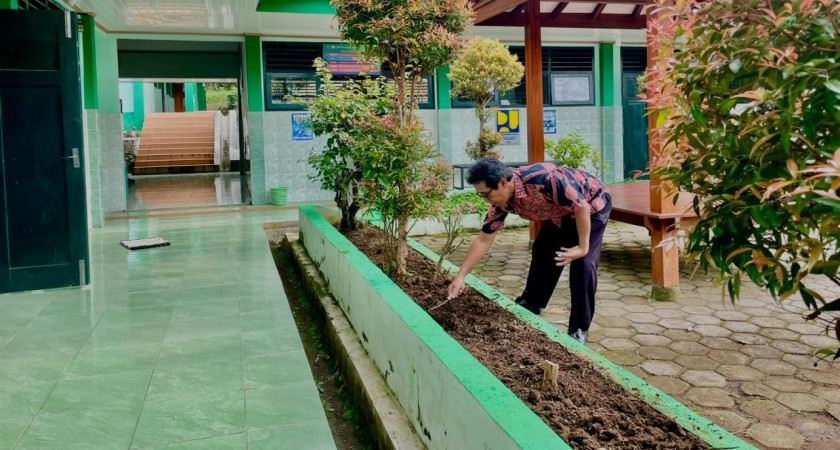 Wujudkan Madrasah Asri, Ketua Tim Adiwiyata MTsN 5 Kulon Progo Turun Tangan 