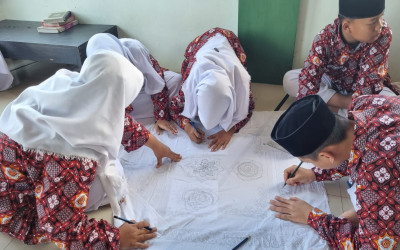 Siswa MTsN 5 Kulon Progo Gali Kearifan Lokal Melalui Batik