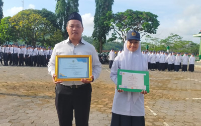 Guru dan Siswa MTsN 5 Kulon Progo Serahkan Sertifikat Penghargaan