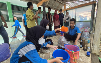 MTs N 5 Panen Cairan Ajaib dari Sampah Dapur di World Clean Up Day