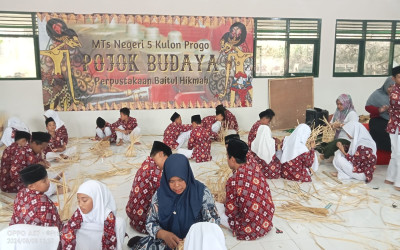 KUBE Sejahtera Bagikan Ilmu, Siswa MTsN 5 Kulon Progo Terampil Anyam Bambu