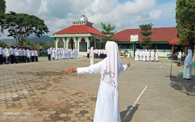 Mars Hari Santri Nasional Menggema dalam Upacara Bendera MTsN 5 Kulon Progo