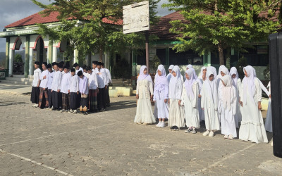 Kompak Berbusana Santri, MTsN 5 Kulon Progo Peringati Hari Santri 2026