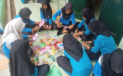 MTsN 5 Kulon Progo Ajak Siswa Olah Sampah Plastik Jadi Ecobrick