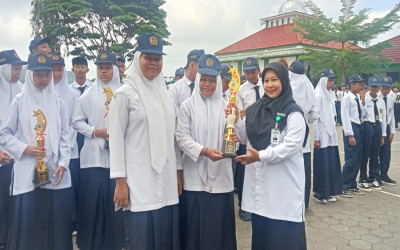 Belasan Piala Kejuaraan Diserahkan, MTsN 5 Kulon Progo Apresiasi Siswa Berprestasi