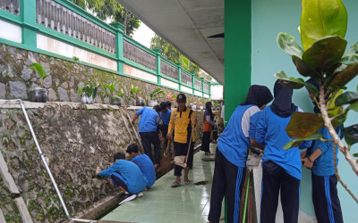 Maknai Sumpah Pemuda, Warga MTsN 5 Kulon Progo Bersihkan Madrasah Sukseskan Adiwiyata