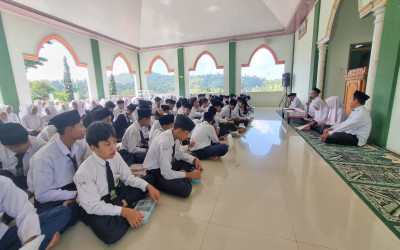 Menyentuh Hati, Kyai Ali Mustofa Sampaikan Hakikat Kenikmatan Tertinggi dalam Halal Bihalal MTsN 5 Kulon Progo