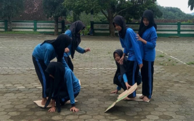 Lomba Estafet Kardus Meriahkan Class Meeting MTsN 5 Kulon Progo