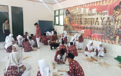 Siswa MTsN 5 Kulon Progo Asah Kreativitas dengan Anyam Iratan Bambu