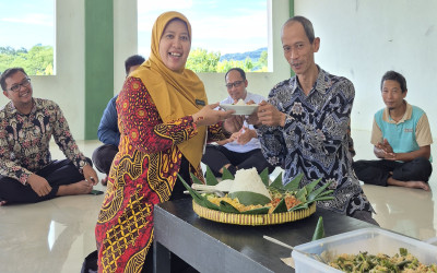 Awali HAB Ke-80 Kemenag RI, MTsN 5 Kulon Progo Gelar doa Bersama dan Kembul Bujono