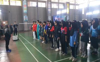 Atlet Bulutangkis MTsN 5 Kulon Progo Ikuti Pembukaan PKM 2025