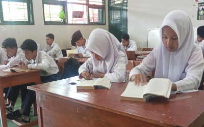 Giat Literasi di MTsN 5 Kulon Progo: Ubah Bacaan Menjadi Karya Resensi Melalui PROLISA