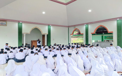 Suasana Haru Iringi Pamitan Kepala Madrasah Asnah Al Amien di MTsN 5 Kulon Progo