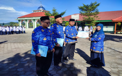 Hardiknas Penuh Apresiasi: MTsN 5 Kulon Progo Anugerahkan Penghargaan Guru Inspiratif