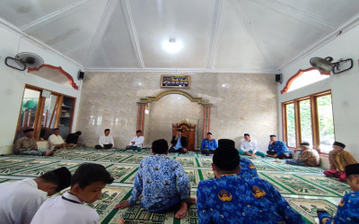 MTsN 5 Kulon Progo Gelar Bakti Sosial dalam Rangkaian Safari Jumat di Masjid Sekitar Madrasah