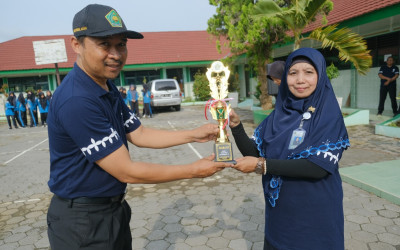 Guru MTsN 5 Kulon Progo, Annurrahman Serahkan Trophy Kejuaraan.