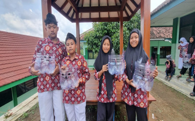 Sulap Galon Bekas Jadi Pot Cantik, Siswa MTsN 5 Kulon Progo Semangat Lestarikan Lingkungan