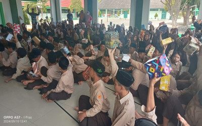 Siswa MTsN 5 Kulon Progo Adakan Kado Silang dalam Pengajian Maulid Nabi Muhammad SAW