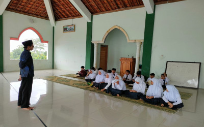 Gema sholawat hiasi Senin sore di MTs N 5 Kulon Progo