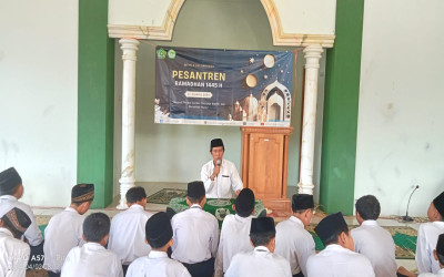 Tri Setyo Berikan Arahan tentang Tata Cara “Matur Halal Bihalal Syawalan” kepada Siswa MTsN 5 Kulon Progo