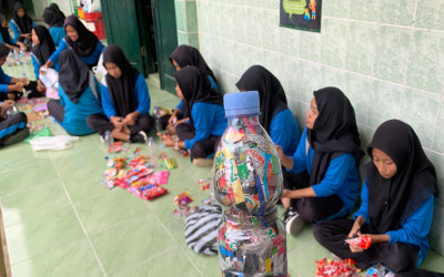 Ubah Sampah Plastik Jadi Karya Seni Fungsional di MTs N 5 Kulon Progo