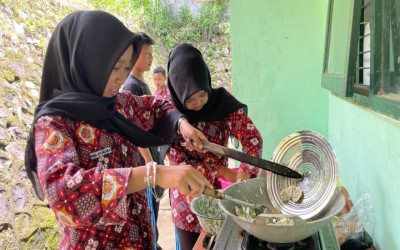 MTsN 5 Kulon Progo Laksanakan Kegiatan Kokurikuler Pembuatan Keripik Pegagan
