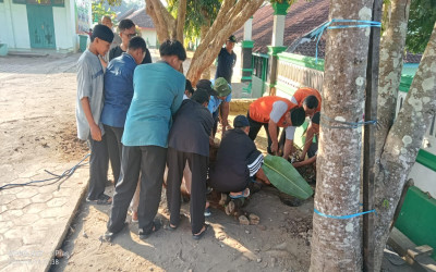 Kerjasama Warga MTsN 5 Kulon Progo Sembelih Hewan Kurban