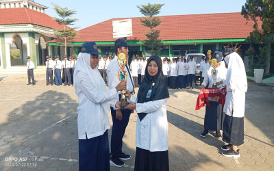 Siswi MTsN 5 Kulon Progo, Diah Puspita Anggun Febriani Serahkan Tropi Juara 2 IPS Terpadu KSM 2024