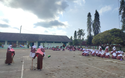 Siswa MTs Negeri 5 Kulon Progo Perkuat Kekompakan dan Kebersamaan Lewat Kegiatan Bersih-Bersih Madrasah