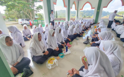 Hangat Kebersamaan, MTsN 5 Kulon Progo Gelar Kembul Bujana Ketupat di Hari Pertama Masuk