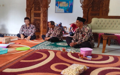 Ka TU MTs N 5 Kulon Progo silaturahmi ke Pesantren Da’watul Islamiyah