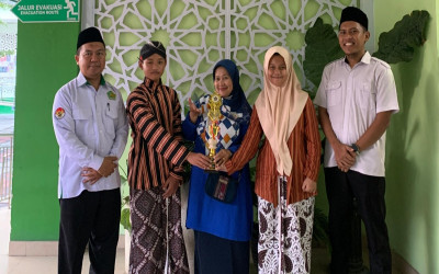 Tim Riset MTsN 5 Kulon Progo Raih Peringkat III PKM DIY dengan Teliti Budaya Baritan