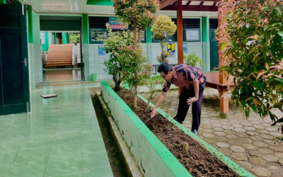 Wujudkan Madrasah Asri, Ketua Tim Adiwiyata MTsN 5 Kulon Progo Turun Tangan 